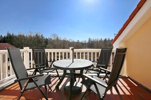 Outdoor dining - Vrbo Property (Ostseebad Kühlungsborn)