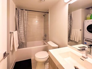 Haartrockner, Bidet, Handtücher, Seife