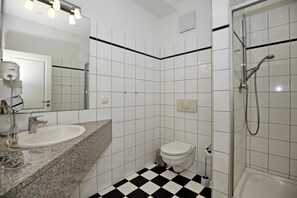 Bathroom - Vrbo Property (Ostseebad Kühlungsborn)
