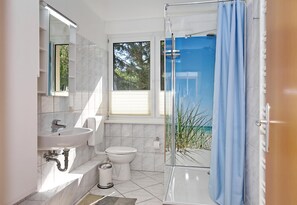 Bathroom - Vrbo Property (Ostseebad Kühlungsborn)