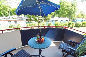 Outdoor dining - Vrbo Property (Ostseebad Kühlungsborn)