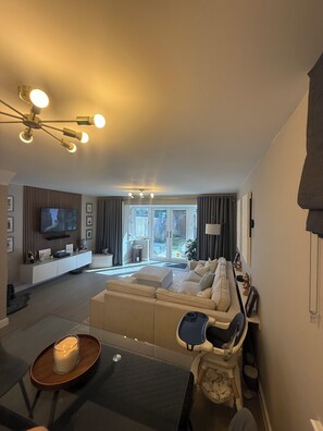 Smart TV - Beautiful family home in stunning Yorkshire village between York and Leeds (Tadcaster)