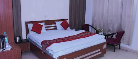 Deluxe Double Room, City View | Desk, free WiFi