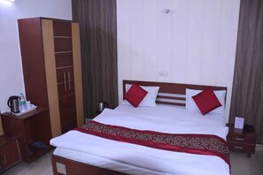 Habitación Deluxe doble, vistas a la ciudad | Escritorio y wifi gratis