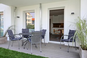 Outdoor dining - Vrbo Property (Ostseebad Kühlungsborn)