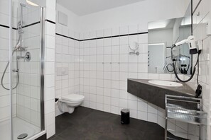 Bathroom - Vrbo Property (Ostseebad Kühlungsborn)