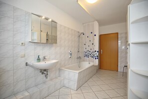 Bathroom - Vrbo Property (Ostseebad Kühlungsborn)