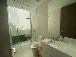 Een haardroger, een bidet