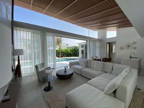TV - 3bdr New Modern Pool Villa Bangtao (Tambon Thep Krasatti)