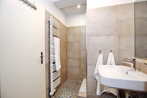 Bathroom - Vrbo Property (Ostseebad Kühlungsborn)