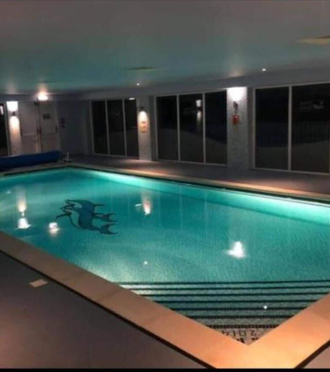 Una piscina cubierta