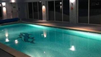 Una piscina cubierta