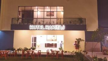 Mặt tiền nơi lưu trú