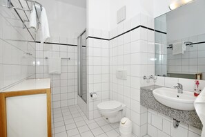 Bathroom - Vrbo Property (Ostseebad Kühlungsborn)