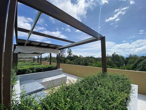 Terrace/patio - 1 bdr Mountain View Apartment 50 m from Beach (Choeng Thale)