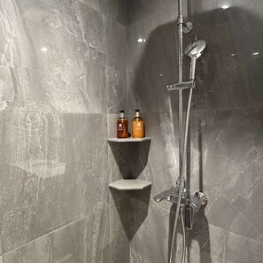 Secadora de cabello y bidet 