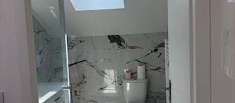 Modern and cosy 5 large bedrooms garden near Terra Botanica parking Angers