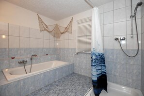 Bathroom - Vrbo Property (Ostseebad Kühlungsborn)