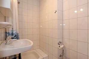 Bathroom - Vrbo Property (Ostseebad Kühlungsborn)