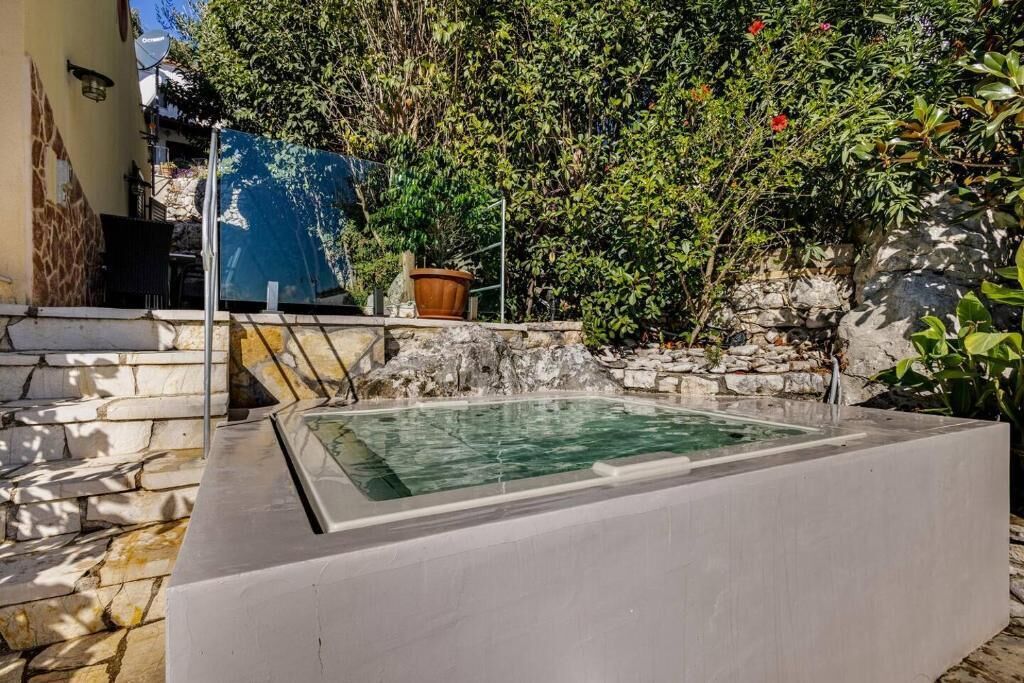 Villa | Outdoor spa tub
