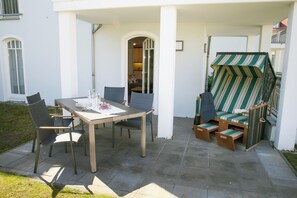 Outdoor dining - Vrbo Property (Ostseebad Kühlungsborn)