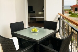 Outdoor dining - Vrbo Property (Ostseebad Kühlungsborn)