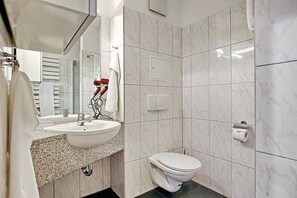 Bathroom - Vrbo Property (Ostseebad Kühlungsborn)