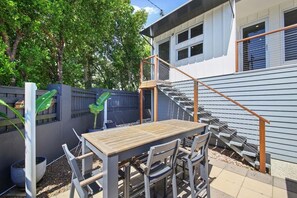 Outdoor dining - Sunny Escape on Okinja (Sunshine Coast)