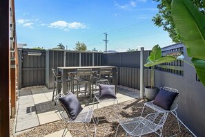 Outdoor dining - Sunny Escape on Okinja (Sunshine Coast)