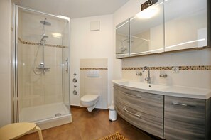 Bathroom - Vrbo Property (Ostseebad Kühlungsborn)