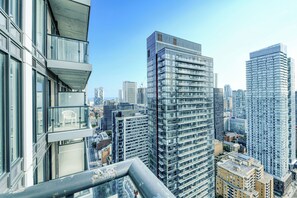 Property grounds - Stylish Downtown Toronto Escape in a Bright 2BR Space. Stay & Shine! (Toronto)