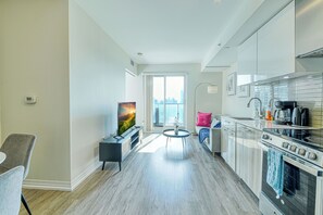 Private kitchen - Stylish Downtown Toronto Escape in a Bright 2BR Space. Stay & Shine! (Toronto)