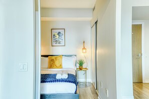 2 bedrooms, iron/ironing board, WiFi, bed sheets - Stylish Downtown Toronto Escape in a Bright 2BR Space. Stay & Shine! (Toronto)