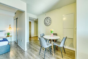 Dining - Stylish Downtown Toronto Escape in a Bright 2BR Space. Stay & Shine! (Toronto)