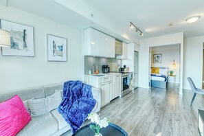 Living area - Stylish Downtown Toronto Escape in a Bright 2BR Space. Stay & Shine! (Toronto)