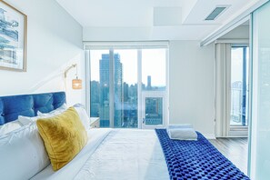 2 bedrooms, iron/ironing board, WiFi, bed sheets - Stylish Downtown Toronto Escape in a Bright 2BR Space. Stay & Shine! (Toronto)