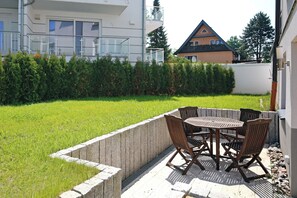 Outdoor dining - Vrbo Property (Ostseebad Kühlungsborn)