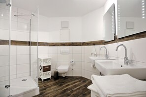 Bathroom - Vrbo Property (Ostseebad Kühlungsborn)