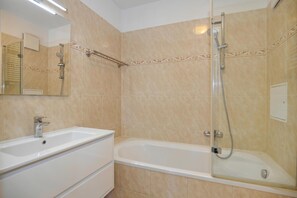 Bathroom - Vrbo Property (Ostseebad Kühlungsborn)