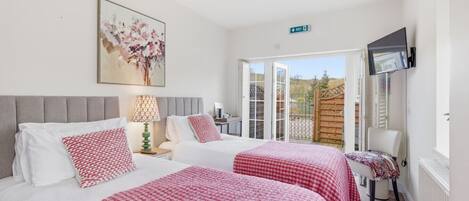 1 bedroom, desk, iron/ironing board, WiFi
