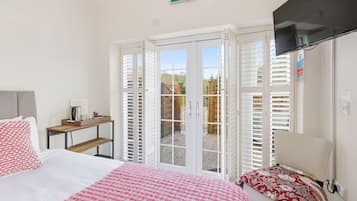 1 bedroom, desk, iron/ironing board, WiFi