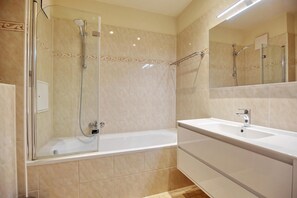 Bathroom - Vrbo Property (Ostseebad Kühlungsborn)