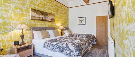 1 bedroom, desk, iron/ironing board, WiFi