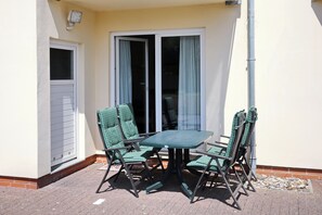Outdoor dining - Vrbo Property (Ostseebad Kühlungsborn)