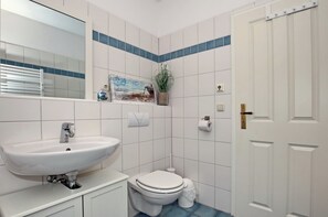 Bathroom - Vrbo Property (Ostseebad Kühlungsborn)