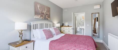 1 bedroom, desk, iron/ironing board, WiFi