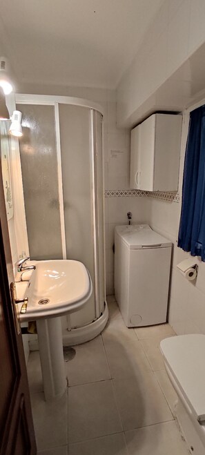 Shower, hair dryer, towels, soap - Cozy Apartment in the Center of Avilés- Next to the Historic Center and Niemeyer (Avilés)