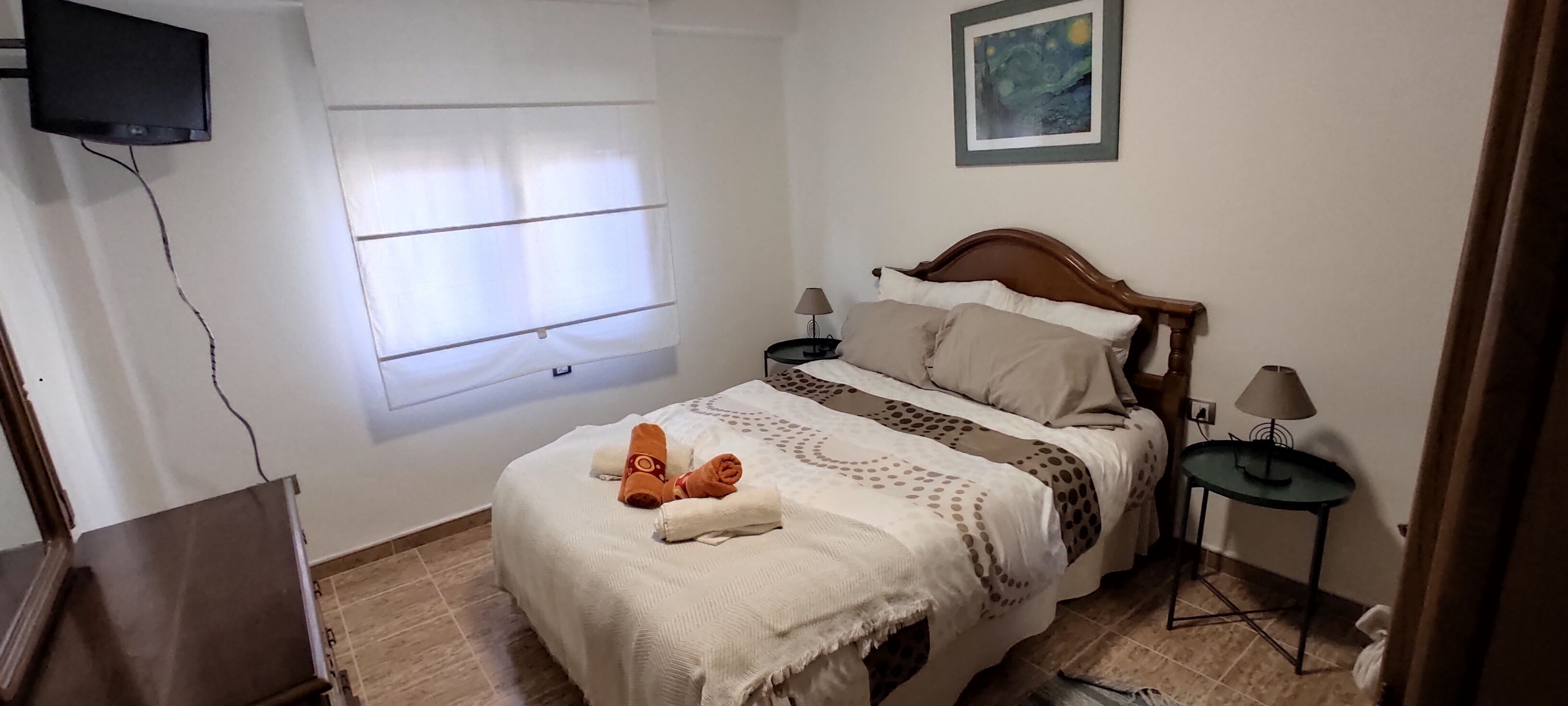 Iron/ironing board, bed sheets