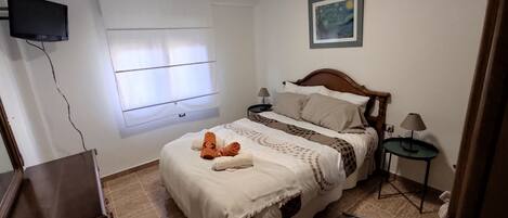 Iron/ironing board, bed sheets