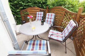 Outdoor dining - Vrbo Property (Ostseebad Kühlungsborn)
